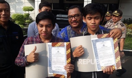 Korban begal yang membela diri dengan membunuh pelaku begal mendapatkan penghargaan dari Polres Metro Bekasi Kota, Kamis (31/5).