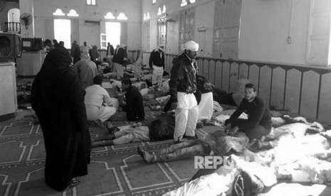 Korban bom dan penembakan bergelimpangan di sebuah masjid dekat Kota Arish, Semenanjung Sinai, Mesir, Jumat (24/11). 