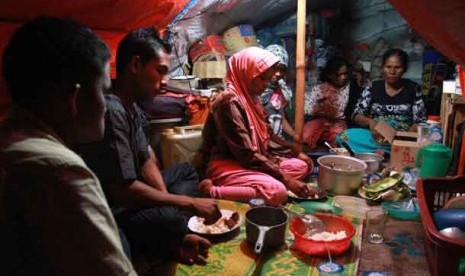 Korban gempa berbuka puasa di tenda pengungsian Desa Kute Gelime, Ketol, Aceh Tengah, Sabtu (13/7). 