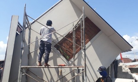 Korban gempa di Desa Bug-bug, Kecamatan Lingsar, Lombok Barat, NTB, memilih mandiri membangun rumah dengan konsep rumah terbalik yang disebut Rumah Sujud. Filosofinya agar menjadi pengingat untuk manusia selalu bersyukur kepada Allah SWT dan juga menjadi daya tarik bagi wisatawan.