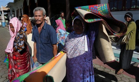 Earthquake victims temporary displaced to mosque in Meunasah Bie Village, Muara Dua, Pidie Jaya, Aceh, Thursday (12/8). 