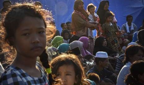 Korban gempa menunggu kedatangan Presiden Joko Widodo di Posko Pengungsian Dusun Karang Subagan, Desa Pemenang Barat, Pemenang, Lombok Utara, NTB, Selasa (14/8). 