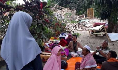 Korban gempa NTB berlindung di tempat seadanya.