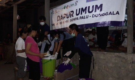 Korban gempa Palu mengantre makanan.