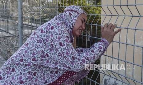 Korban gempa selamat menangis di Bandara Mutiara Sis Aljufri saat menunggu untuk dievakuasi ke Makassar di Palu, Sulawesi Tengah, Sabtu (29/9). 