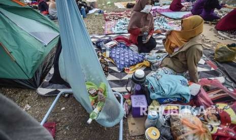 Korban gempa selamat mengungsi di halaman Bandara Mutiara Sis Aljufri Palu, Sulawesi Tengah, Sabtu (29/9).