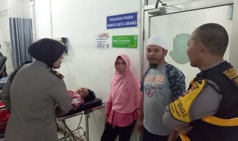 Korban hilang tenggelam selama 18 bulan di Pantai Citepus, Palabuhanratu, selatan Kabupaten Sukabumi, Jawa Barat, Nining (terbaring) di RSUD R Syamsudin SH Kota Sukabumi, Ahad (1/7).