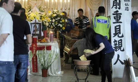 Korban kecelakaan pesawat Airasia QZ8501, Jie Stevie Gunawan tiba di rumah duka Adiyasa, Surabaya, Jawa Timur, Ahad (4/1). Jie Stevie Gunawan merupakan satu dari 162 korban jatuhnya pesawat AirAsia QZ8501 setelah hilang kontak 28 Desember 2014. 