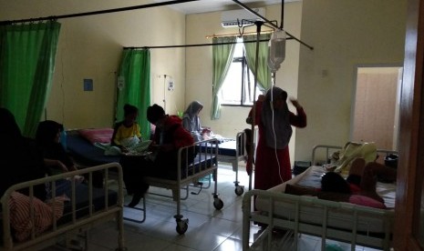 Korban keracunan keong sawah dirawat di Puskesmas Bogor Utara. Hingga Ahad (27/5) pagi jumlah korban mencapai 89 orang. 