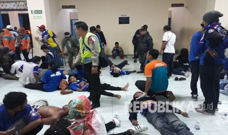 Korban kerusuhan terkapar di Stadion Kanjuruhan Malang, Ahad (15/4). 