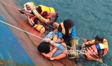 Korban KM Lestari yang tenggelam di Perairan Selayar, Sulawesi Selatan, Selasa (7/3).