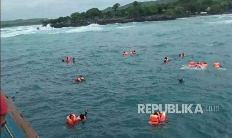 Korban KM Lestari yang tenggelam di Perairan Selayar, Sulawesi Selatan, Selasa (7/3).