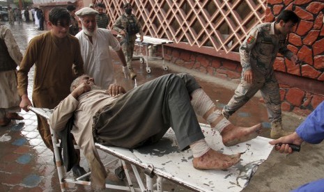  Korban ledakan bom bunuh diri di masjid dievakuasi ke rumah sakit di distrik Haskamena, Jalalabad di timur Kabul, Afghanistan, Jumat (18/10).