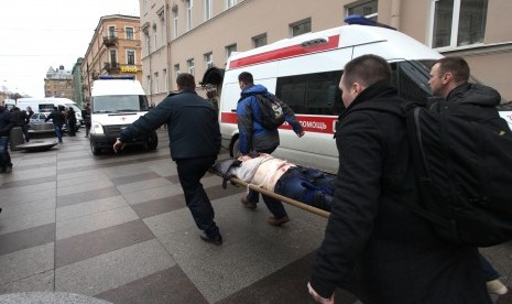 Korban ledakan di stasiun kereta bawah di St Petersburg, Rusia, diangkut tandu petugas medis, (3/4).