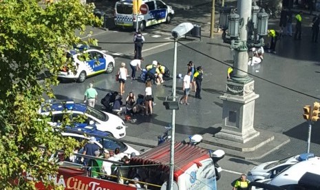  Korban luka diberi pertolongan seketika setelah sebuah van warna putih naik ke pedesterian di distrik berserajarah La Ramblas, Barcelona, Spanyol, dan menabrak pejalan kaki, Kamis (17/8).