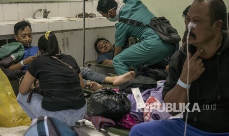 Korban minuman keras (miras) oplosan mendapat perawatan lanjutan oleh petugas di Instalasi Gawat Darurat (IGD) di RSUD Cicalengka, Kabupaten Bandung, Jawa Barat, Selasa (10/4). 