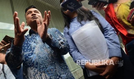 Korban pelecehan seksual RA (kanan) bersama kuasa hukum Heribertus S. Hartojo (kiri) saat memberikan keterangan di Kantor Bareskrim Polri, Gambir, Jakarta, Rabu (2/1). 