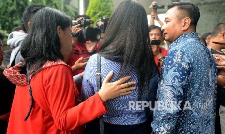 Korban pelecehan seksual RA (tengah) bersama kuasa hukum Heribertus S. Hartojo (kanan) saat memberikan keterangan di Kantor Bareskrim Polri, Gambir, Jakarta, Rabu (2/1). 