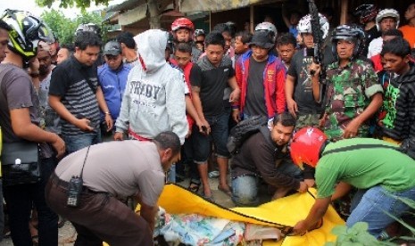 Petugas mengevakuasi perempuan korban pembunuhan (ilustrasi).