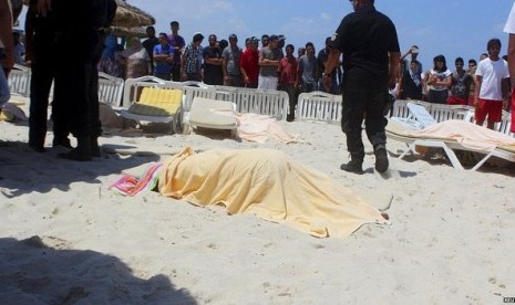 Korban penembakan di sebuah resor di Sousse, Tunisia, Jumat (26/6).