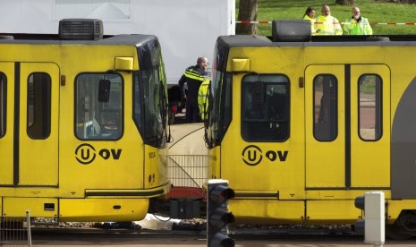 Korban penembakan trem di Utrecht, Belanda, terbaring ditutupi kain putih di sisi trem, Senin (18/3) waktu setempat.