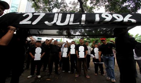 Korban Peristiwa 27 Juli melakukan aksi teaterikal peringatan Peristiwa Berdarah 27 Juli di eks kantor PDI di Jakarta, Sabtu (27/7). Dalam aksinya mereka meminta kepada Dunia Internasional untuk menyelesaikan dan segera mengadili pelaku-pelaku pelanggaran HAM 27 Juli 1996 di Mahkamah Internasional. 