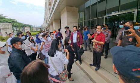 Korban robot trading gelar aksi di depan kantor PT Simbiotik Multitalenta Indonesia (PT SMI), kawasan Foresta BSD, Kabupaten Tangerang, Provinsi Banten, Senin (22/8/2022).