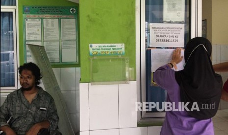 Korban selamat dari terjangan tsunami di Pulau Sangiang, berada di Puskesmas Anyer, Kecamatan Anyer, Kabupaten Serang, Ahad (23/12).