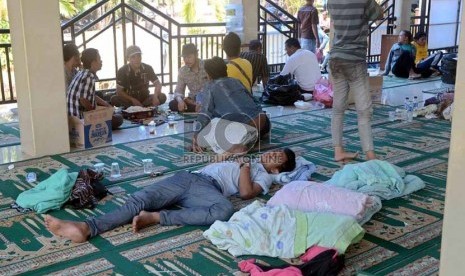   Korban selamat kecelakaan kapal Bahuga Jaya beristirahat di Masjid Rumah Sakit Krakatau Medika Cilegon, Banten, Rabu (26/9). (Agung Supriyanto/Republika)