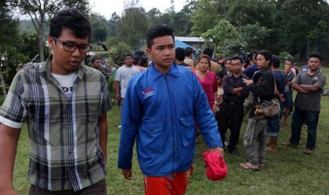 Korban selamat pada peristiwa banjir bandang Sibolangit Mordang (tengah) berada di posko evakuasi, di Deli Serdang, Sumatera Utara, Senin (16/5). 