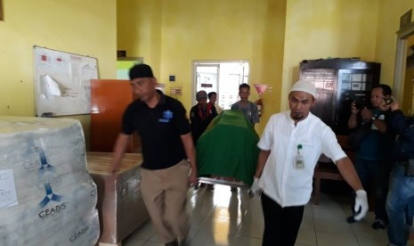 Korban tewas akibat keracunan makanan tutut selesai diotopsi di RSUD R Syamsudin SH Kota Sukabumi dan langsung dibawa ke rumahnya di Kecamatan Kadudampit, Kabupaten Sukabumi untuk dimakamkan, Rabu (25/7).