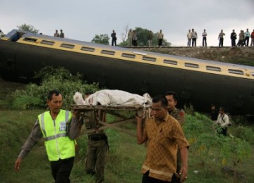 Korban kecelakaan KA Logawa dievakuasi