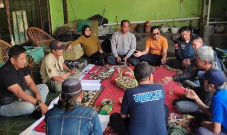 Korcam se-Kota Bandung Jawa Barat (Jabar) gelar konsolidasi untuk memenangkan Pasangan Calon (Paslon) Wali Kota/Wakil Wali Kota, Dandan-Arif di Posko Korcam Batununggal, Senin (30/9/2024).