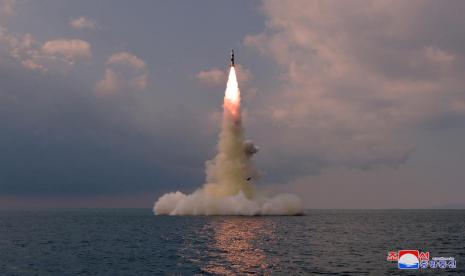 Korea Utara (Korut) kembali menembakkan rudal balistik ke laut lepas pantai timurnya pada Jumat (23/12/2022). 