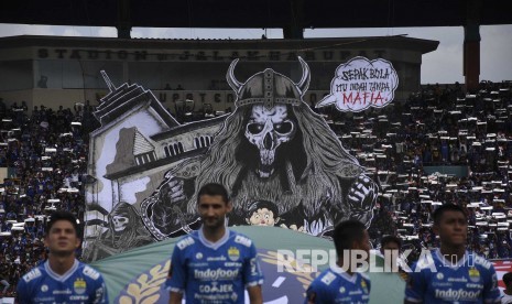 Koreografi dari suporter Persib Bandung pada laga pertama Piala Presiden 2019 di Stadion Si Jalak Harupat, Kabupaten Bandung, Sabtu (2/3). 