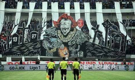 Koreografi dari supporter Persib Bandung saat pertandingan antara Persib melawan Arema FC dalam laga lanjutan Liga 1 di Stadion Gelora Bandung Lautan Api, Kota Bandung, Kamis (13/9). 