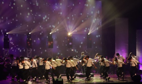 Koreografi ikonik Michael Jackson yang dibawakan dalam konser orkestra Avip Priatna bertajuk Beat It di TIM, Sabtu (1/12).