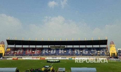 Koreografi save Rohingya bobotoh Persib di Stadion Si Jalak Harupat, Kabupatén Bandung, Sabtu (9/9).