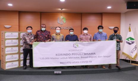 Korindo Group pada hari ini (Kamis, 9/4) secara simbolis menyerahkan bantuan sebanyak 120.000 lembar masker untuk masyarakat Papua. Bantuan diserahkan Senior Vice Chairman Korindo Group, Mr Robert Seung kepada perwakilan Kabupaten Merauke, Kabupaten Boven Digoel, dan Kabupaten Mappi yang berada di Jakarta.