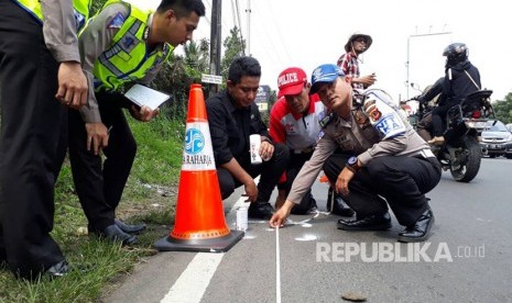 Korlantas Polri bersama dengan Road Accident Rescue Traffic Accident Analysis (RAR TAA) melakukan olah TKP di Jalan Raya Puncak, Turunan Selarong, Cipayung, Megamendung, Kabupaten Bogor, Ahad (23/4). 