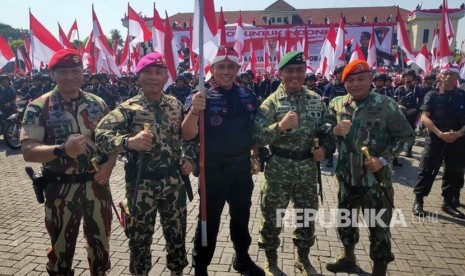 Korps Brimob (Dankor Brimob) Polri berganti komandan, Irjen Anang Revandoko (tengah) resmi menjabat Komandan Brimob (Dankor Brimob) mengantikan Irjen Ilham Salahudin. Upacara Sertijab Pataka Dankor Brimob Polri dilaksanakan di Lapangan Moehammad Jasin Mako Brimob, Cimanggis, Kota Depok, Rabu (21/8).