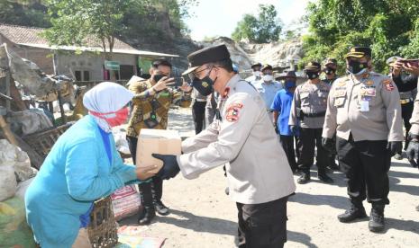 Korps Lalu Lintas (Korlantas) Kepolisian Republik Indonesia (Polri) memberikan 500 bantuan paket sembako pada masyarakat terdampak kebijakan Pemberlakuan Pembatasan Kegiatan Masyarakat (PPKM) Level 4. Ratusan paket tersebut dibagikan ke masyarakat yang berprofesi pemulung di Tempat Pembuangan Sampah Terpadu (TPST) Piyungan, Bantul, Daerah Istimewa Yogyakarta.