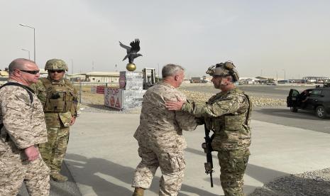 Korps Marinir AS Jenderal Frank McKenzie, tengah, komandan Komando Pusat AS, bertemu dengan Laksamana Muda Angkatan Laut AS Peter Vasely, komandan Pasukan AS Afghanistan-Forward, di Bandara Internasional Hamid Karzai, Kabul, Afghanistan, Selasa, 17 Agustus , 2021. 