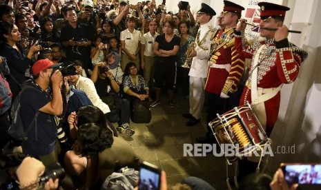 Korps musik militer dari Inggris bermain musik di Terowongan Kendal, Jakarta, Jumat (21/6/2019). Kedutaan Besar Inggris bersama PT MRT Jakarta mengundang musisi Militer Inggris dari The Central Band of The Royal Airforce dan 1st Battalion of Grenadier Guards untuk bermain musik dalam rangka Hari Ulang Tahun (HUT) DKI Jakarta ke-492 serta perayaan 70 tahun hubungan diplomatik Indonesia-Inggris. 