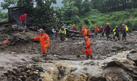 Korsel dilanda tanah longsor dan banjir akibat air di bendungan yang meluap.