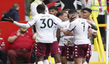 Kortney Hause dari Aston Villa, kiri, merayakan setelah mencetak gol pembuka timnya selama pertandingan sepak bola Liga Premier Inggris antara Manchester United dan Aston Villa di stadion Old Trafford di Manchester, Inggris, Sabtu, 25 September 2021.