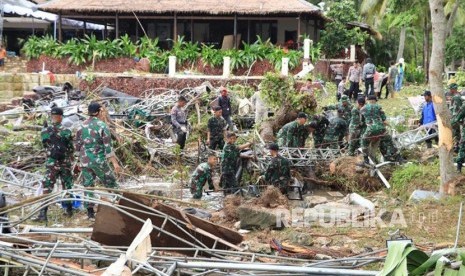 Kostrad mengirimkan prajuritnya membantu korban tsunami di Banten.