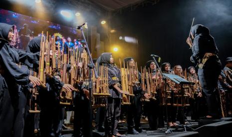 Kota Bandung memecahkan rekor bermain angklung terlama yakni selama 12 jam