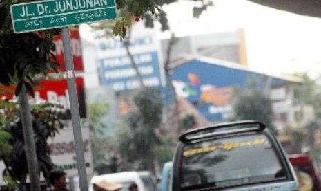 Kota Bandung, mengesahkan 7 Peraturan Daerah dari 9 Rancangan Peraturan Daerah yang telah dirapatkan dalam triwulan pertama 2012. Salah satu Perda yang telah disahkan adalah Peraturan Daerah mengenai penggunaan, pemeliharaan dan pengembangan bahasa sastra 