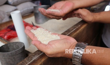 Kota Bekasi menggelar evaluasi Operasi Pasar di Pasar Baru, Bekasi Timur, Kota Bekasi, Rabu (24/1) pagi . Evaluasi itu sekaligus sidak (inspeksi mendadak) kepada para pedagang, terutama pedagang beras. 